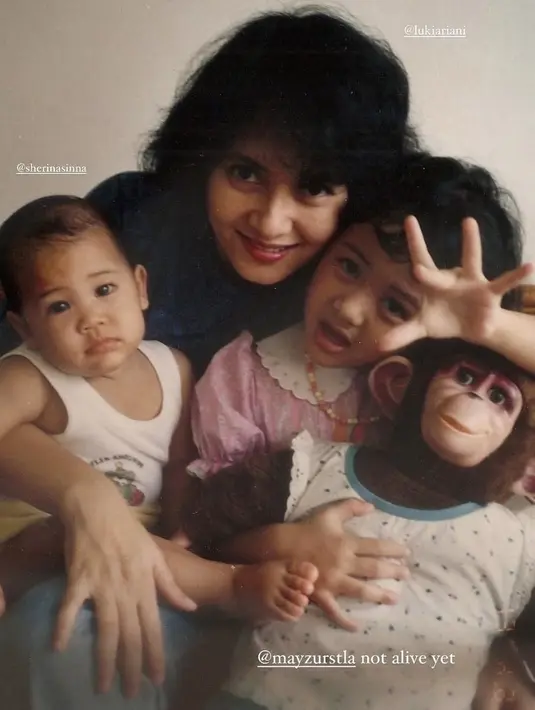 <p>Berfoto bersama kedua buah hatinya yang masih kecil kala itu, Luki nampak cantik dengan gaya rambut yang sedang tren di masa itu, mengenakan lipstik merahnya.&nbsp; @viramunaf</p>