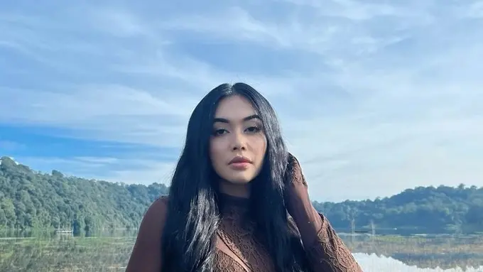 Tampilan Outfit Kompak Denada dan Sang Anak