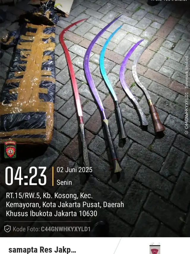 Tim Patroli Perintis Presisi dari Polres Metro Jakarta Pusat mengamankan barang bukti dari tiga remaja diduga hendak tawuran di Jalan Utan Panjang III, Kemayoran, pada Senin (2/6/2025).