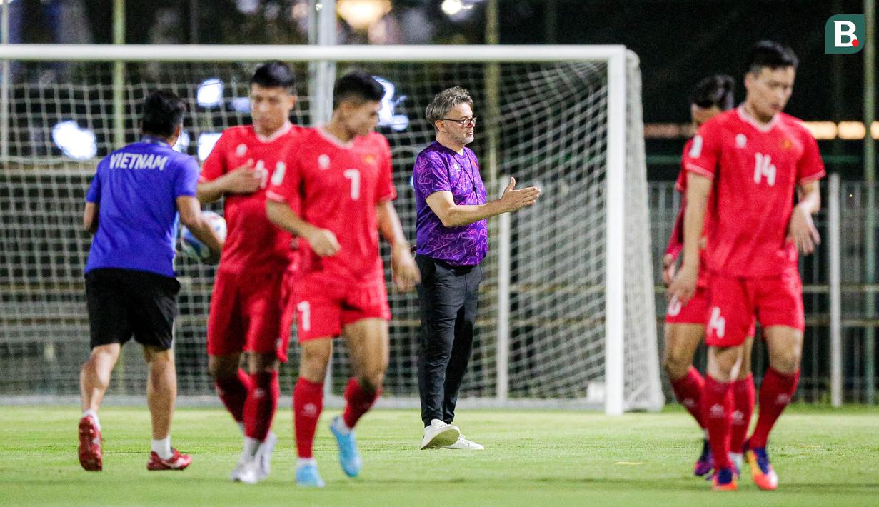 Pelatih Vietnam, Philippe Troussier, saat memimpin sesi latihan jelang laga melawan Timnas Indonesia di Lapangan A Senayan, Jakarta, Rabu (20/3/2024). (Bola.com/Bagaskara Lazuardi)