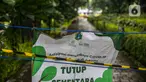 Spanduk penutupan dipasang di Taman Menteng, Jakarta, Kamis (31/12/2020). Pemprov DKI Jakarta mulai hari ini menutup sementara seluruh taman dan hutan kota di Ibu Kota jelang Tahun Baru 2021 untuk mengantisipasi penyebaran virus Covi-19. (Liputan6.com/Faizal Fanani)