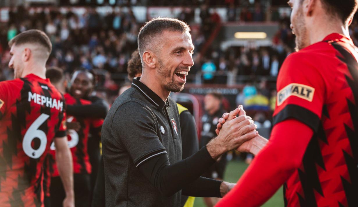 Gary O'Neil dipercaya oleh Bournemouth mengisi kursi pelatih kepala klub mereka. Ia sebelumnya merupakan asisten pelatih yang kemudian ditunjuk untuk menggantikan Scott Parker setelah The Cherries kekalahan telak 9-0 dari Liverpool. Hingga pekan kesembilan, O'Neil berhasil membawa klubnya menempati urutan kedelan dengan raihan 12 poin. Pria kelahiran Beckenham ini untuk sementara berhasil memenuhi ekspektasi penggemar dan pemilik klub. (Twitter/@afcbournemouth)