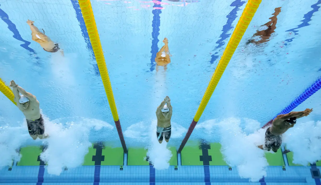 Dari kiri, perenang Prancis, Maxime Grousset, perenang Rumania, David Popovici dan perenang Kanada, Joshua Liendo saat beraksi pada ajang World Aquatics Championships di Budapest, Hungaria, Rabu (22/6/2022). (AFP/François-Xavier Marit)