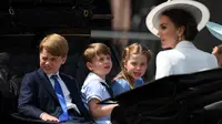 Pangeran Louis, Putri Charlotte, dan Pangeran George bersama ibunda mereka, Kate Middleton, naik kereta kuda selama Parade Ulang Tahun Ratu, Trooping the Colour, sebagai bagian dari perayaan ulang tahun platinum Ratu Elizabeth II, di London pada 2 Juni 2022. (DANIEL LEAL / AFP / POOL)
