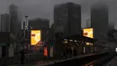 Sejumlah penanda yang menunjukkan bahwa wilayah setempat menerapkan level siaga COVID-19 tinggi terlihat di stasiun DLR Blackwall, London, Inggris, 21 Oktober 2020. Inggris mencatatkan penambahan kasus harian tertinggi sejak pandemi. (Xinhua/Tim Ireland)