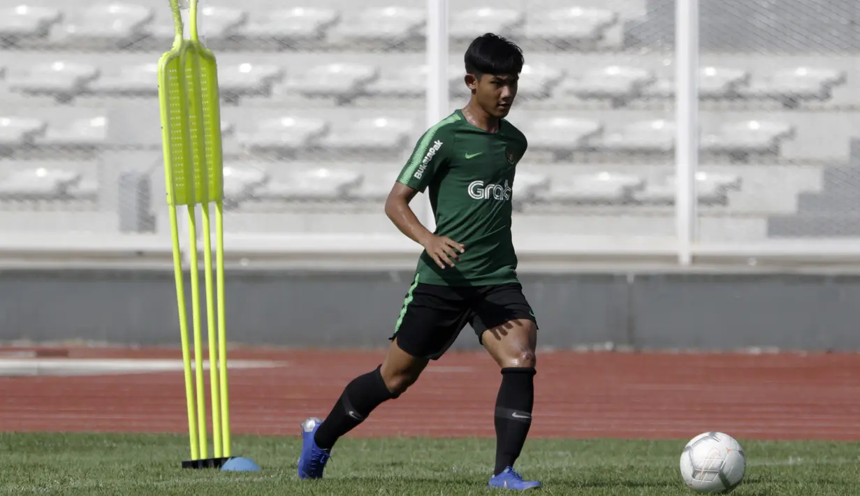 Pemain Timnas Indonesia U-22, Firza Andika, mengontrol bola saat latihan di Stadion Madya, Jakarta, Kamis (17/1). Latihan ini merupakan persiapan jelang Piala AFF U-22. (Bola.com/Yoppy Renato)