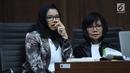 Terdakwa gratifikasi dan suap pemberian izin lokasi perkebunan kelapa sawit, Rita Widyasari (kiri) menyimak keterangan saksi pada sidang di Pengadilan Tipikor, Jakarta, Selasa (3/4). Sidang mendengar keterangan saksi. (Liputan6.com/Helmi Fithriansyah)