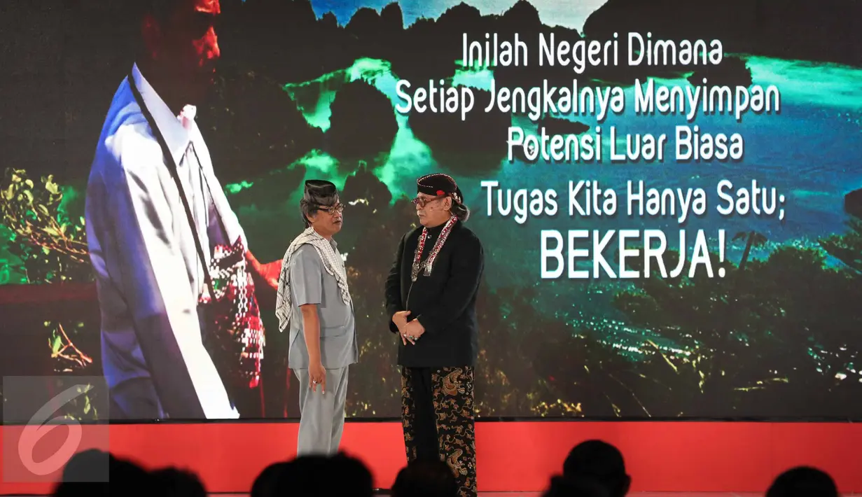 Dua pemain Sentilan Sentilun: Butet Kartaredjasa dan Slamet Rahardjo turut meramaikan acara Rembuk Nasional 2016 di Jakarta, Senin (24/10). Acara tersebut untuk memperingati 2 Tahun Pemerintahan Jokowi-JK. (Liputan6.com/Faizal Fanani)