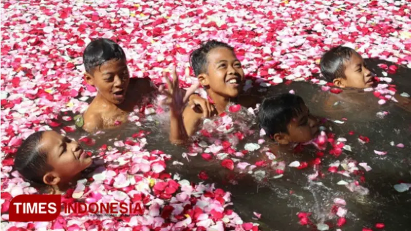 Belasan Siswa MI di Kota Batu Jalani Ritual Jamasan Sebelum Dikhitan