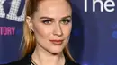 Evan Rachel Wood berpose saat menghadiri pemutaran perdana film "Weird: The Al Yankovic Story" di Alamo Drafthouse Cinema Downtown Brooklyn di New York pada Selasa, 1 November 2022. Wood uga menonjolkan fitur-fiturnya dengan sentuhan perona pipi, eyeliner hitam, dan lipstik. (AFP/ANGELA WEISS)