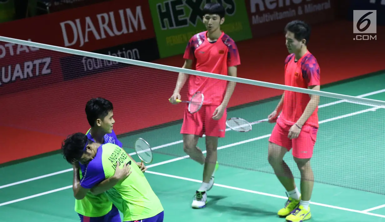 Ganda Putra Indonesia, Berry Angriawan/Hardianto berpelukan usai melawan pebulutangkis China, Chengkai Han/Haodong Zhou pada Indonesia Open 2018 di Istora GBK Jakarta, (3/7). Angriawan Berry/Hardianto unggul. (Liputan6.com/Helmi Fithriansyah)