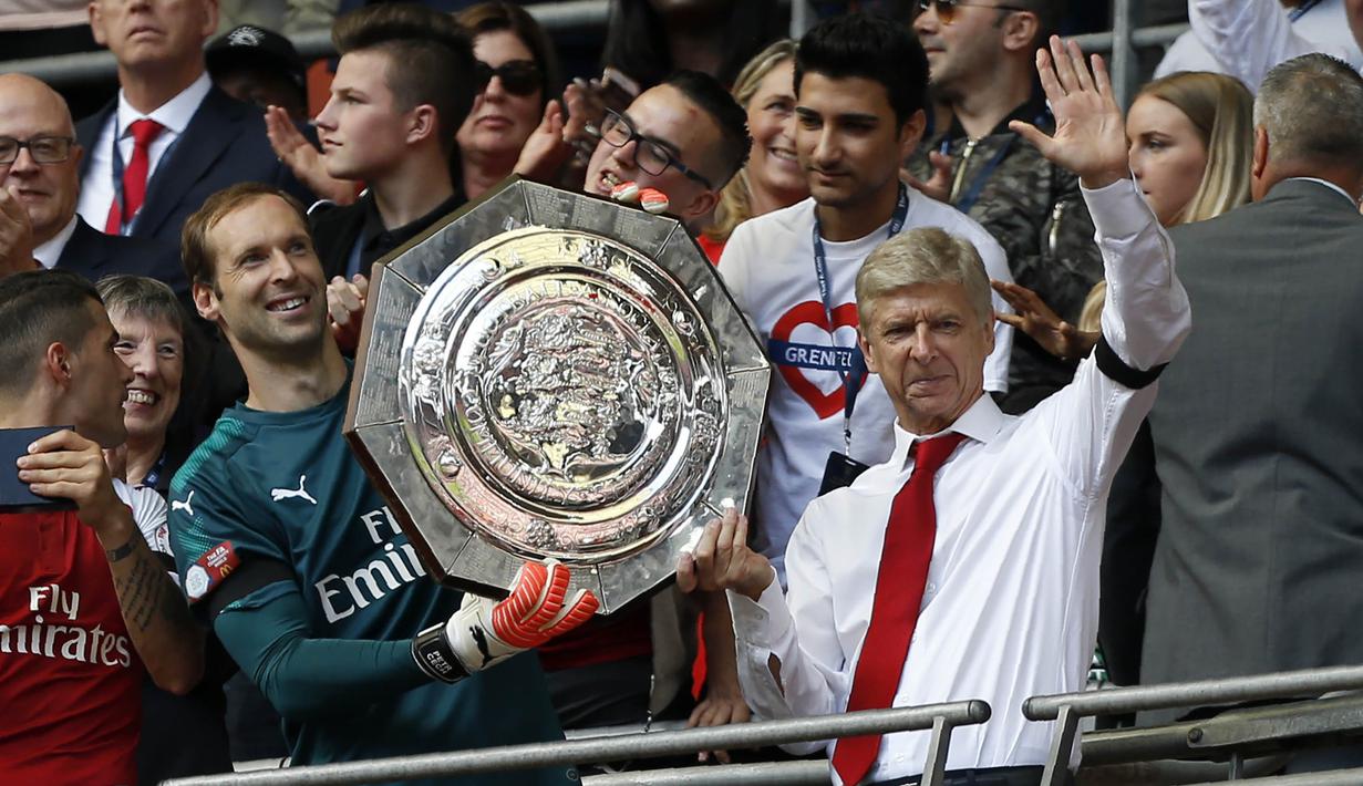 Pelatih Arsenal, Arsene Wenger, mengangkat trofi Piala FA bersama Petr Cech usai mengalahkan Chelsea di Stadion Wembley, London, Minggu (6/8/2017). (AFP/Ian Kington)