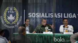 Ketum PSSI, Edy Rahmayadi memberikan arahan saat Sosialisasi Liga 1 Indonesia di Gedung Kostrad, Jakarta, Kamis (16/3/2017). Liga 1 Indonesia akan bergulir pada tanggal 15 April 2017. (Bola.com/Nicklas Hanoatubun)
