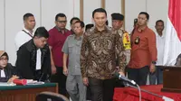 Basuki Tjahaja Purnama atau Ahok berjalan menuju kursi terdakwa untuk menjalani sidang lanjutan di Auditorium Kementan, Jakarta Selatan, Selasa (7/3). Sidang ke-13, beragenda mendengarkan keterangan saksi dari pihak Ahok. (Liputan6.com/Pool/Unank Ramdani)