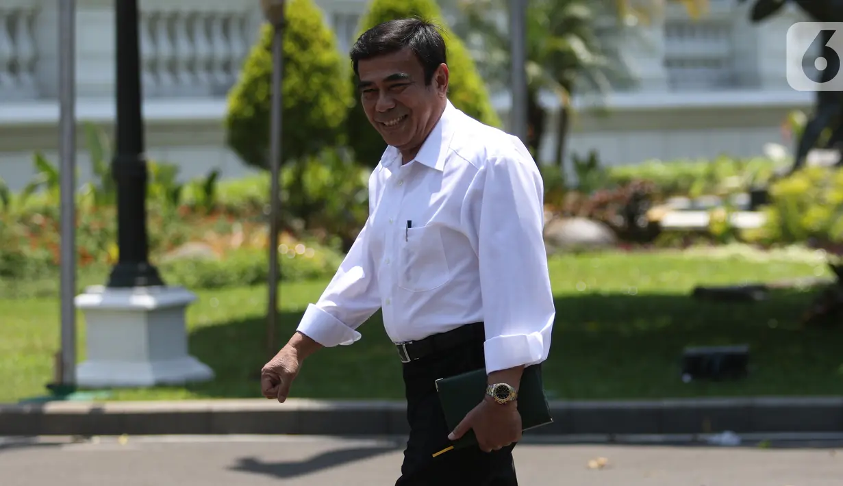 Jenderal TNI (Purn) Fachrul Razi tiba di Kompleks Istana Kepresidenan di Jakarta, Selasa (22/10/2019). Fachrul Razi datang mengenakan kemeja putih yang merupakan ciri khas para menteri di kabinet Jokowi. (Liputan6.com/Angga Yuniar)