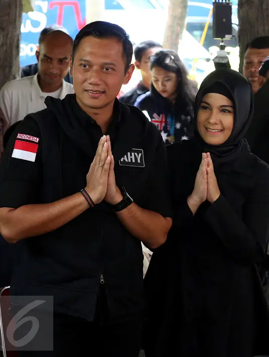 Cagub Agus Harimurti Yudhoyono bersama istri, Annisa Pohan mendatangi di TPS 06, Rawa Barat, Jakarta, untuk melakukan pencoblosan Pilkada DKI 2017, Rabu (15/2). Annisa tampak berhijab ketika mendampingi Agus mencoblos.  (Liputan6.com/Johan Tallo)