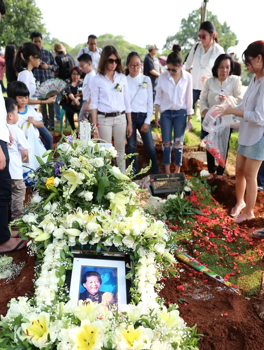 Isak tangis mengiringi kepergian maestro jazz Ireng Maulana. (Adrian Putra/Bintang.com)