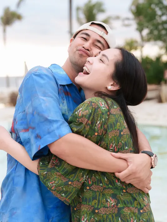 <p>Raffi Ahmad memeluk erat istrinya, sementara Nagita tempak tertawa lepas. Memperlihatkan suasana hati yang sangat bahagia. (Foto: Instagram/ raffinagita1717)</p>