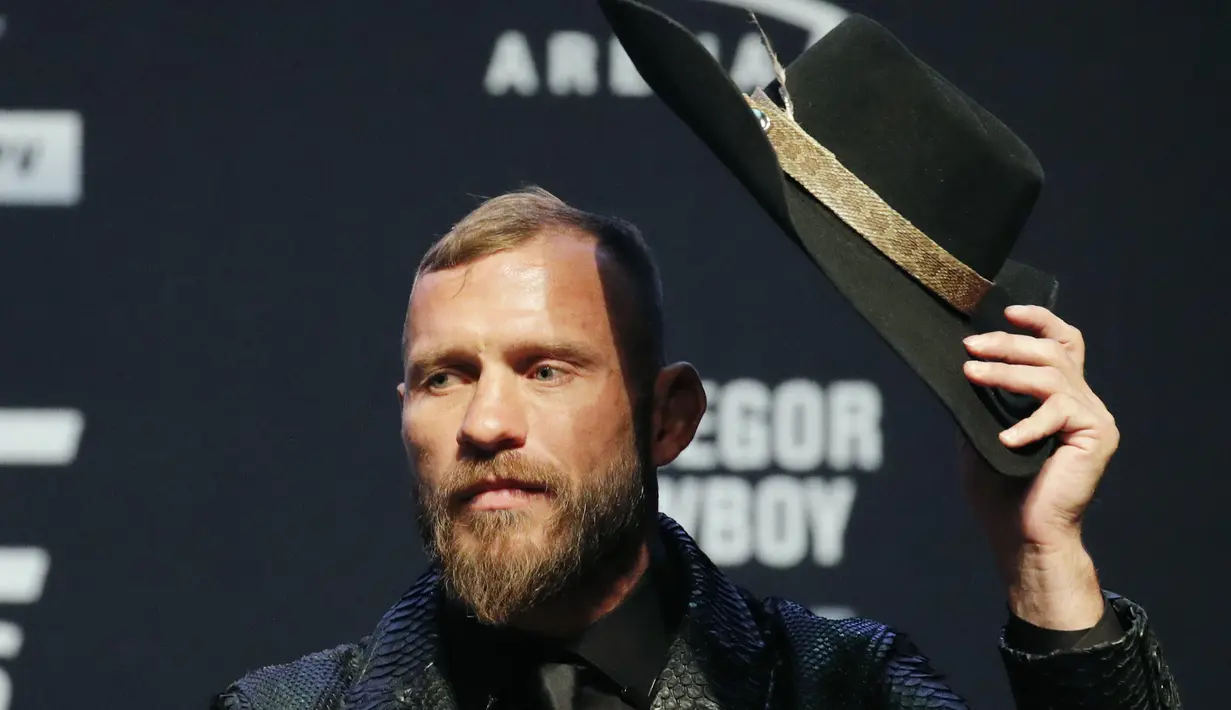 Donald "Cowboy" Cerrone saat konferensi pers untuk pertarungan seni bela diri campuran UFC 246 melawan Conor McGregor di Las Vegas (15/1/2020). Keduanya dijadwalkan bertarung dalam pertarungan kelas welter pada Minggu (19/1) siang WIB. (AP Photo/John Locher)