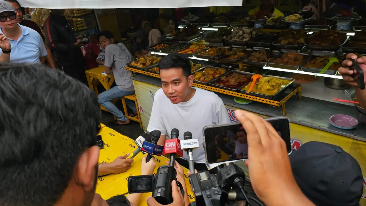 Calon wakil presiden (cawapres) nomor urut 2, Gibran Rakabuming Raka berkunjung ke nasi kapau untuk makan siang di Jalan Kramat Raya, Senen, Jakarta Pusat, Minggu (3/10/2023).