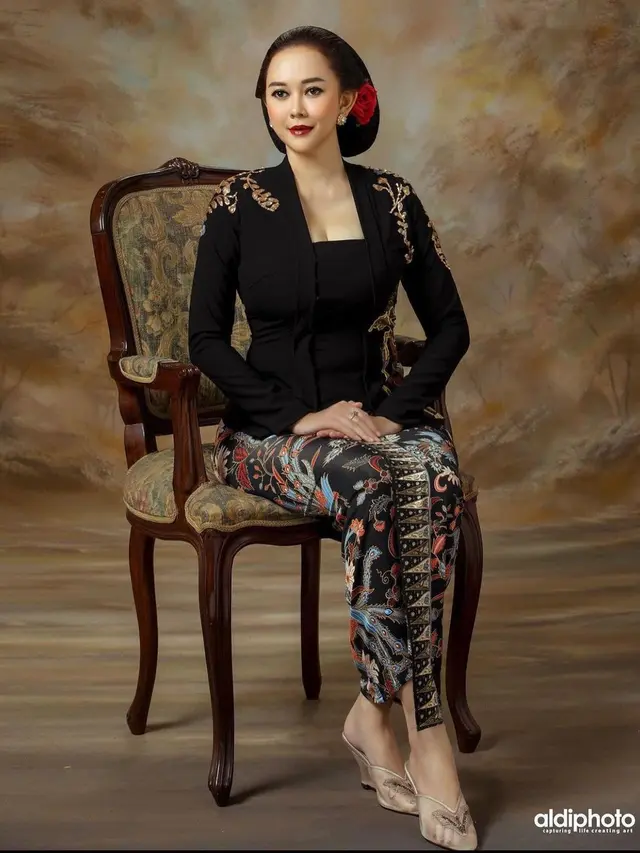 Aura Kasih menggunakan kebaya
