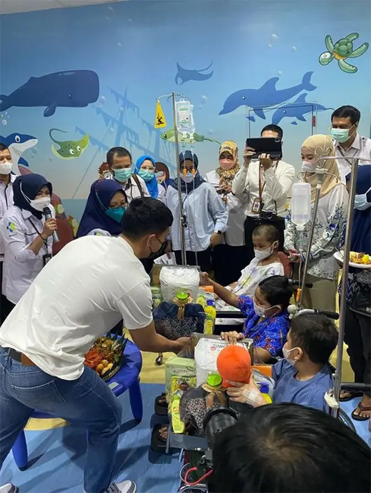 "Terimakasih @rskankerdharmais sudah menerima kedatangan kami untuk merayakan ulang tahun Issa bersama adik adik hebat yang sedang berjuang sembuh," tulis Nikita Willy. [Instagram/nikitawillyofficial94]