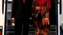 Presiden RI, Joko Widodo (Jokowi) bersama Ibu Negara, Iriana Joko Widodo, turun dari pesawat setibanya di Hamburg, Jerman, Kamis (6/7). Sejumlah kepala negara telah tiba di Hamburg jelang pembukaan KTT G20 pada 7-8 Juli 2017.  (PATRIK STOLLARZ / AFP)
