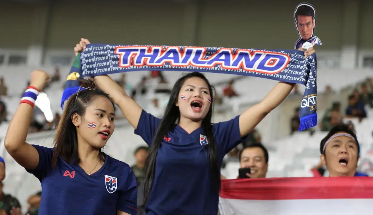 Suporter Thailand memberi dukungan saat melawan Indonesia pada laga kualifikasi Piala Dunia 2022 di SUGBK, Jakarta, Selasa (10/9). Indonesia takluk 0-3 dari Thailand. (Bola.com/M Iqbal Ichsan)