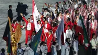Parade atlet Indonesia saat upacara Penutupan Asian Games 2018 di Stadion Utama Gelora Bung Karno, Jakarta, Minggu (2/9). Hujan yang mengguyur Jakarta tidak menyurutkan semangat para atlet. (Liputan6.com/Helmi Fithriansyah)