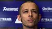 Ekspresi kekecewaan Valentino Rossi, pembalap Movistar Yamaha, usai mendapatkan hasil buruk pada latihan bebas pertama dan kedua MotoGP Spanyol 2017. (PIERRE-PHILIPPE MARCOU / AFP)