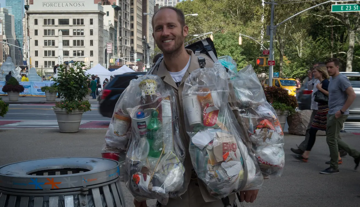 Aktivis lingkungan, Rob Greenfield melakukan kampanye peduli lingkungan di New York, AS, 4 September 2016. Rob membuang berbagai sampah yang ia hasilkan selama satu bulan ke tempat sampah plastik yang tertempel di tubuhnya. (AFP Photo/Bryan R. Smith)