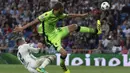 Penyerang Sporting Lisbon, Bas Dost, berusaha melewati bek Real Madrid, Dani Carvajal. Meski menguasai jalannya laga, namun hingga babak pertama usai klub asal Spanyol itu belum bisa membobol gawang Sporting. (AFP/Curto De La Torre)