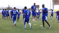 Sesi latihan Persib di Lapangan Sport Arcamanik, Bandung, Senin (14/5/2018). (Bola.com/Erwin Snaz)