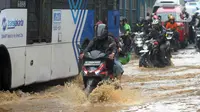 Selain itu, genangan air juga sempat terjadi dari arah Hek Kramat Jati arah Pasar Rebo sempat ada luapan air ketinggian di bawah mata kaki. (merdeka.com/Arie Basuki)