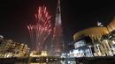 Kembang api meledak di sekitar gedung tertinggi di dunia, Burj Khalifa, pada malam pergantian tahun di Dubai, Minggu (1/1).     Sebagian besar negara merayakan datangnya tahun baru 2017 dengan pesta kembang api. (REUTERS/Stringer)