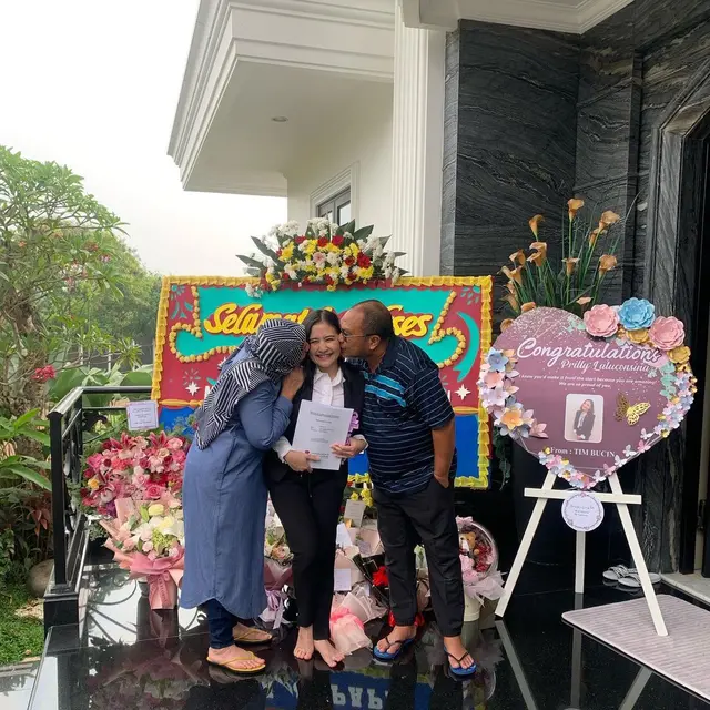 7 Momen Bahagia Prilly Latuconsina Selesai Sidang Skripsi, Banjir Karangan Bunga