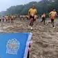 Para peserta Alas Purwo Jungle Run 2024 melewati trek pantai, serta rimbunnya pepohonan lebat. (Istimewa)