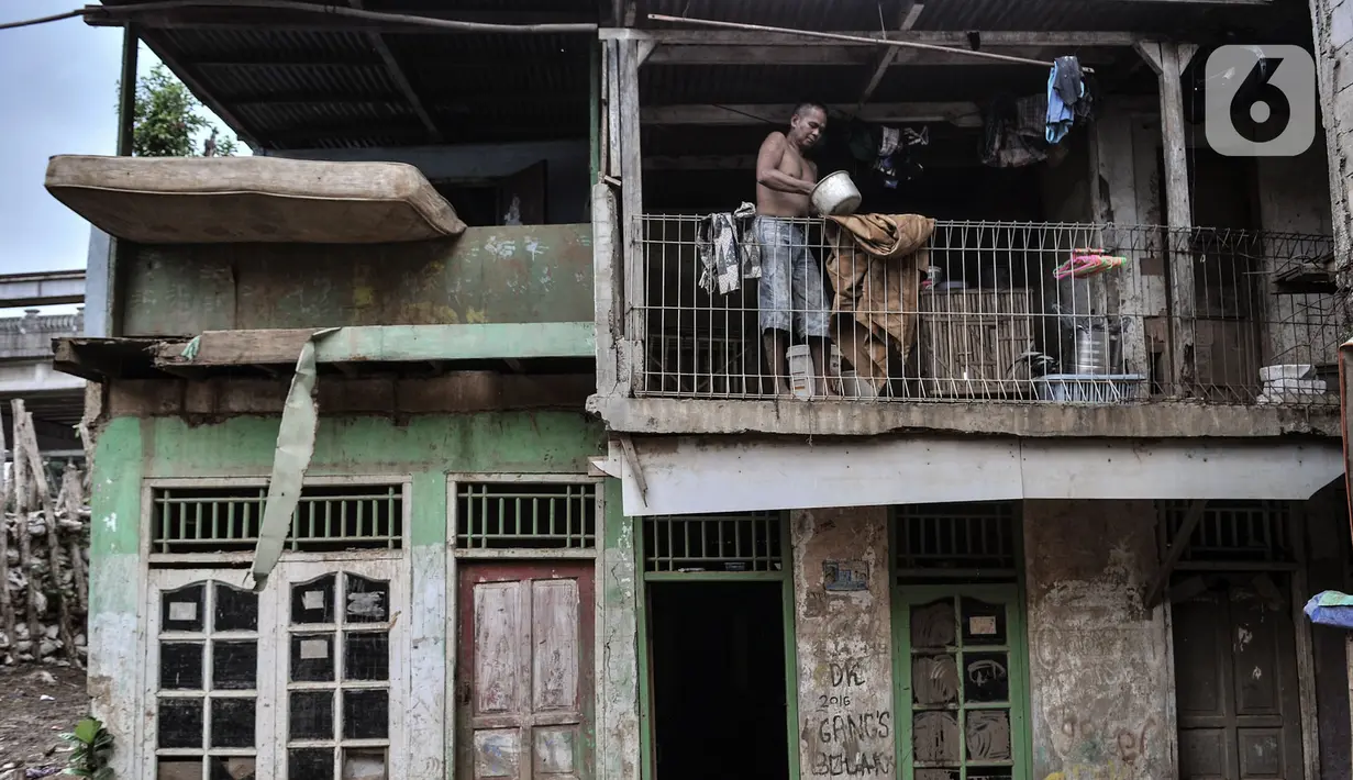 Aktivitas warga bantaran Kali Ciliwung saat merapikan barang di lantai atas rumah di permukiman RW 07 Rawajati, Kecamatan Pancoran, Jakarta, Selasa (22/9/2020). (merdeka.com/Iqbal S. Nugroho)