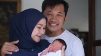 Setelah melahirkan anak kelimanya di Yogyakarta, kini Zaskia Adya Mecca bersama sang suami, Hanung Bramantyo dan anak-anaknya kembal ke Jakarta. Banyak hal yang  harus dilakukan mereka di Jakarta, salah satunya menyunat Bhaj Kama. (Instagram/zaskiadyamecca)