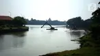 Petugas menggunakan alat berat untuk mengeruk lumpur di Setu Babakan, Jakarta, Selasa (30/6/2020). Pengerukan dilakukan guna mengembalikan kedalaman setu sehingga menambah daya tampungnya. (Liputan6.com/Immanuel Antonius)