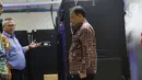 Ketua KPU RI, Arief Budiman (kiri) bersama Komisioner Bawaslu RI, Abhan Misbah dan M Afifuddin meninjau ruang server data KPU di Gedung KPU, Jakarta, Jumat (26/4). Bawaslu meninjau ruang server terkait transparansi proses kinerja KPU pada Pemilu 2019. (Liputan6.com/Helmi Fithriansyah)