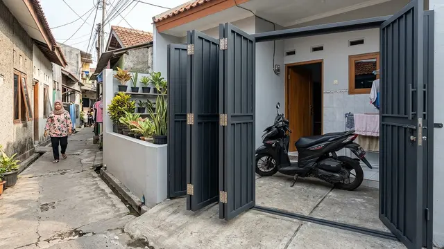 Inspirasi Pagar Minimalis untuk Teras Kecil di Gang Sempit. AI Generated