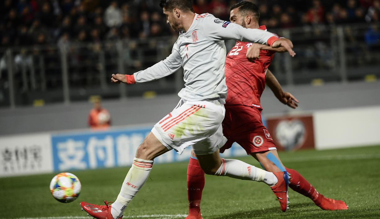 Aksi Alvaro Morata mencoba melewati Zach Muscat pada laga kedua Kualifikasi Piala Eropa 2020 yang berlangsung di Stadion Ta Qali, Malta, Rabu (27/3). Spanyol menang 2-0 atas Malta. (AFP/Filippo Monteforte)