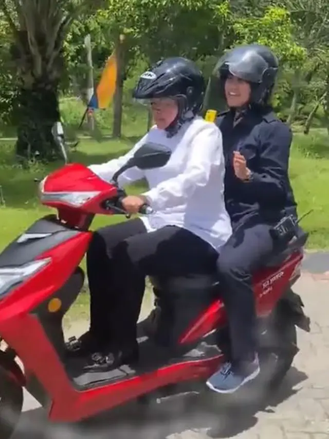 6 Potret Tri Rismaharini Naik Motor Listrik, Kendaraan Dinas Baru