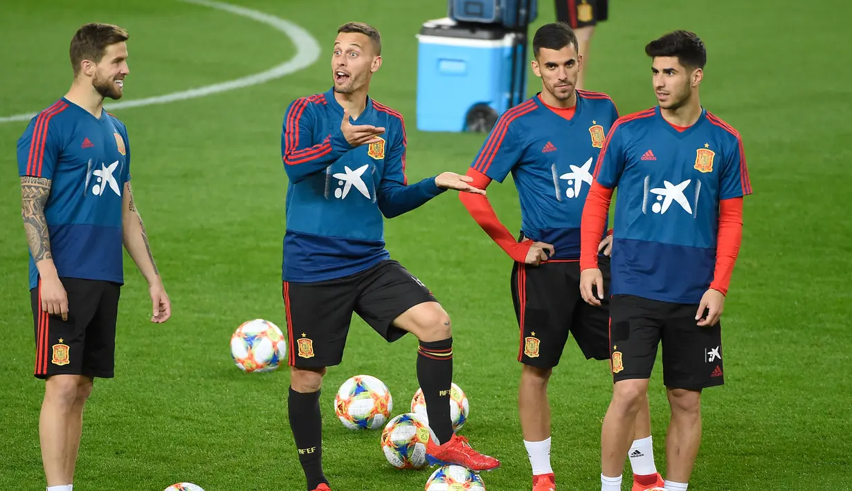 Pemain Spanyol, Inigo Martinez, Sergio Canales Dani Ceballos dan Marco Asensio saat mengikuti latihan tim di stadion Mestalla di Valencia (22/3). Spanyol akan bertanding melawan Norwegia pada grup F kualifikasi Euro 2020. (AFP Photo/Jose Jordan)