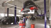 Seroang mekanik sedang melakukan service di bengkel mobil Daihatsu. (Dok Daihatsu)