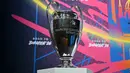 Laga besar lain melibatkan juara bertahan, Paris Saint-Germain, yang akan meladeni penguasa Piala Dunia Antarklub 2025, Chelsea. Tampak foto yang menunjukkan Piala Liga Champions UEFA menjelang pengundian babak 16 besar, perempat final, dan semifinal Liga Champions 2025/2026 di House of European Football di Nyon, Swiss, Jumat (27/2/2026). (Harold CUNNINGHAM/AFP)