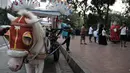 Delman menunggu penumpang di kawasan Monas, Jakarta, Selasa (3/7). Seluruh delman yang berada di kawasan Monas dipindahkan sementara ke Kota Tua dan Ragunan. (Merdeka.com/Iqbal Nugroho)