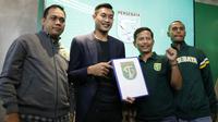 Hansamu Yama saat diperkenalkan secara resmi oleh Persebaya, Rabu (16/1/2019). (Bola.com/Aditya Wany)