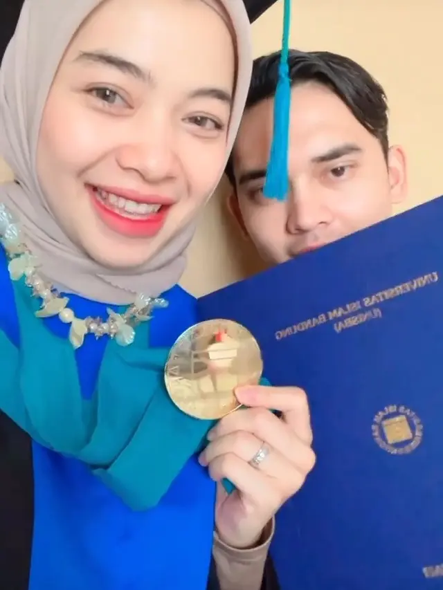 Novia Giana jalani wisuda profesi dokter dalam kondisi hamil (Foto: Instagram/@noviagianan)